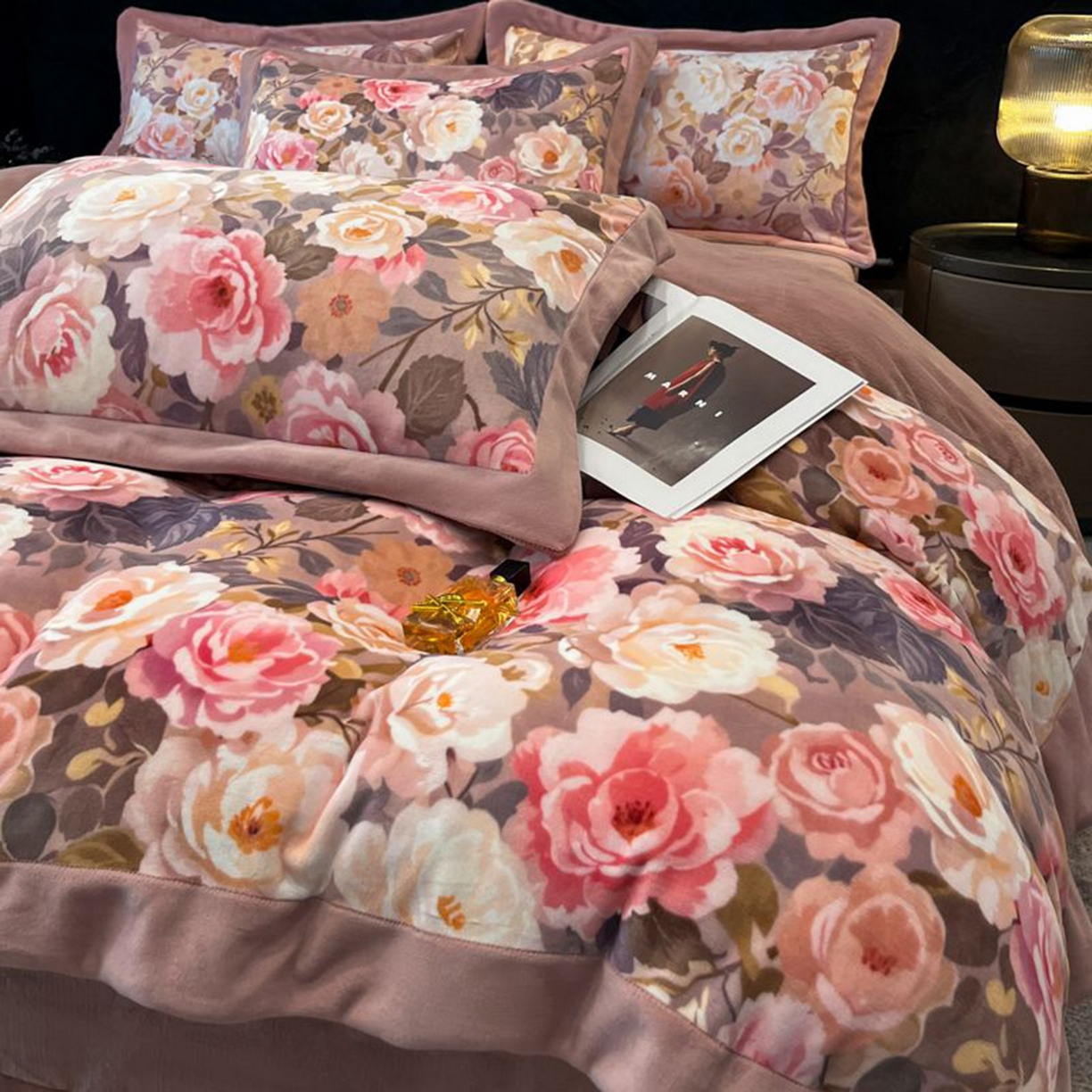 91家纺网 家纺一手货源 找家纺 诺梵家纺 2025新款数码印花牛奶绒四件套（控价：159） 玫瑰花园-豆沙
