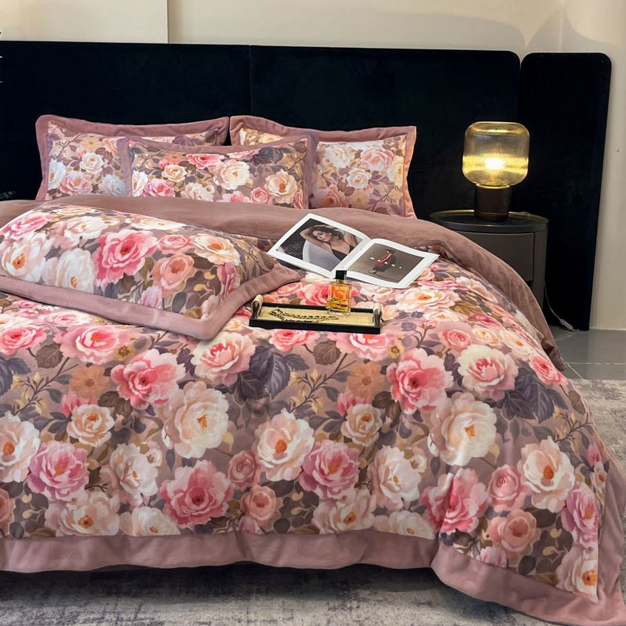 91家纺网 家纺一手货源 找家纺 诺梵家纺 2025新款数码印花牛奶绒四件套（控价：159） 玫瑰花园-豆沙