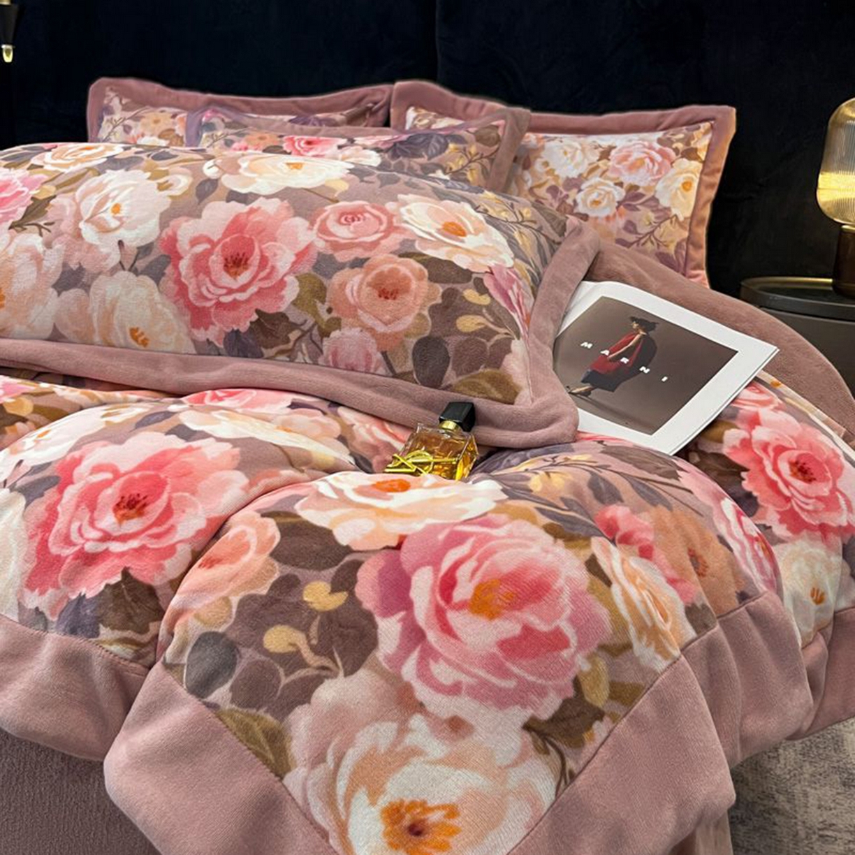 91家纺网 家纺一手货源 找家纺 诺梵家纺 2025新款数码印花牛奶绒四件套（控价：159） 玫瑰花园-豆沙
