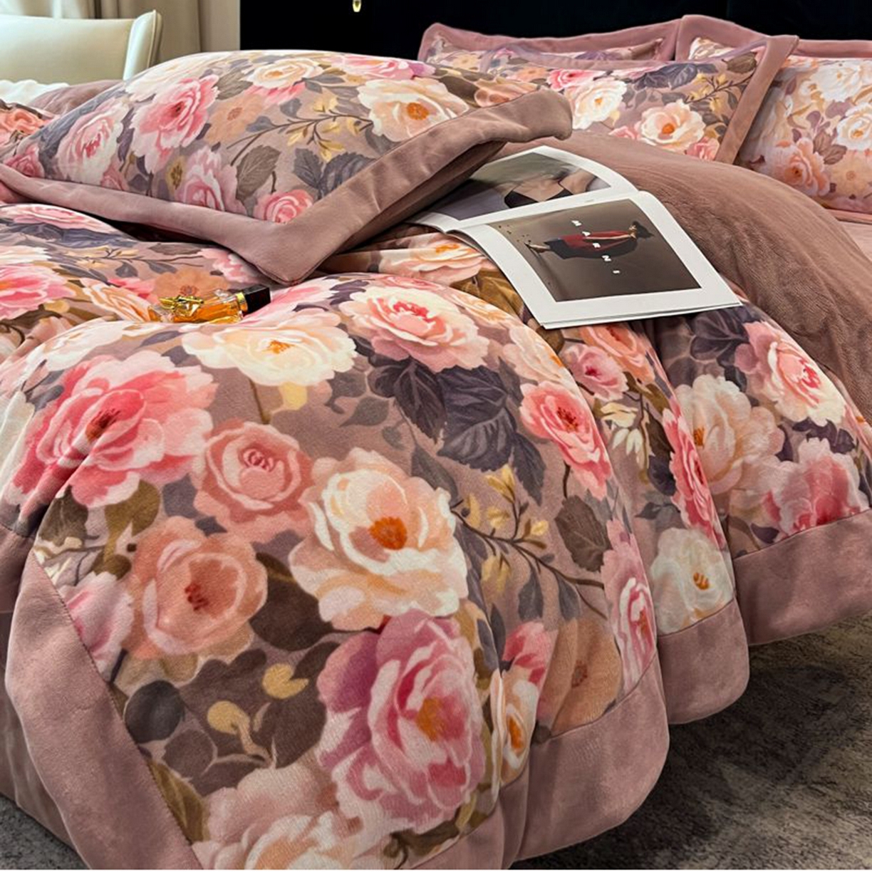 91家纺网 家纺一手货源 找家纺 诺梵家纺 2025新款数码印花牛奶绒四件套（控价：159） 玫瑰花园-豆沙