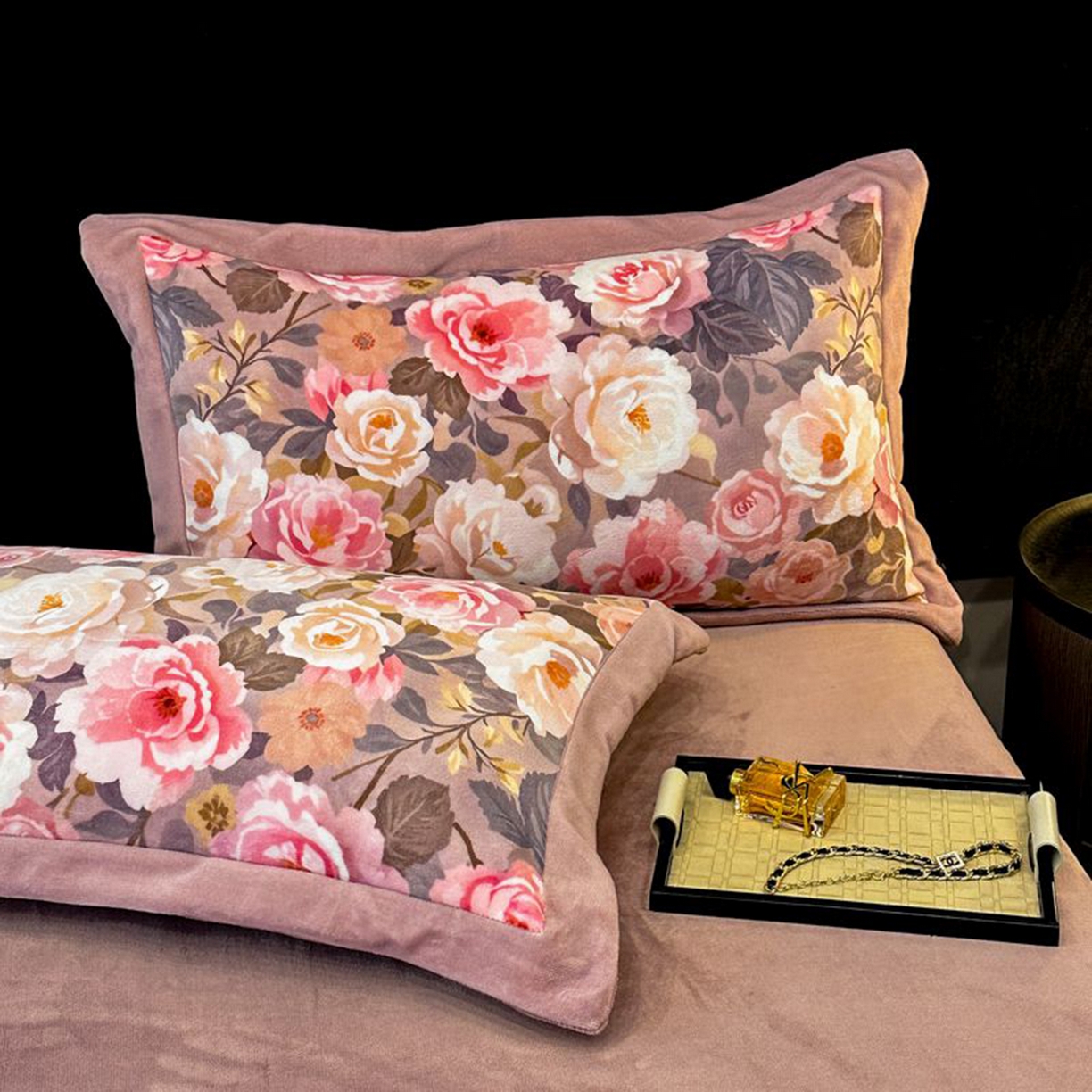 91家纺网 家纺一手货源 找家纺 诺梵家纺 2025新款数码印花牛奶绒四件套（控价：159） 玫瑰花园-豆沙