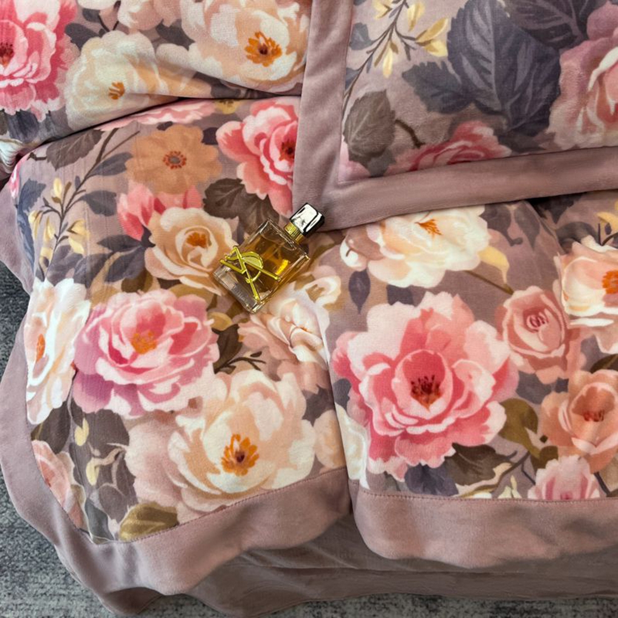 91家纺网 家纺一手货源 找家纺 诺梵家纺 2025新款数码印花牛奶绒四件套（控价：159） 玫瑰花园-豆沙