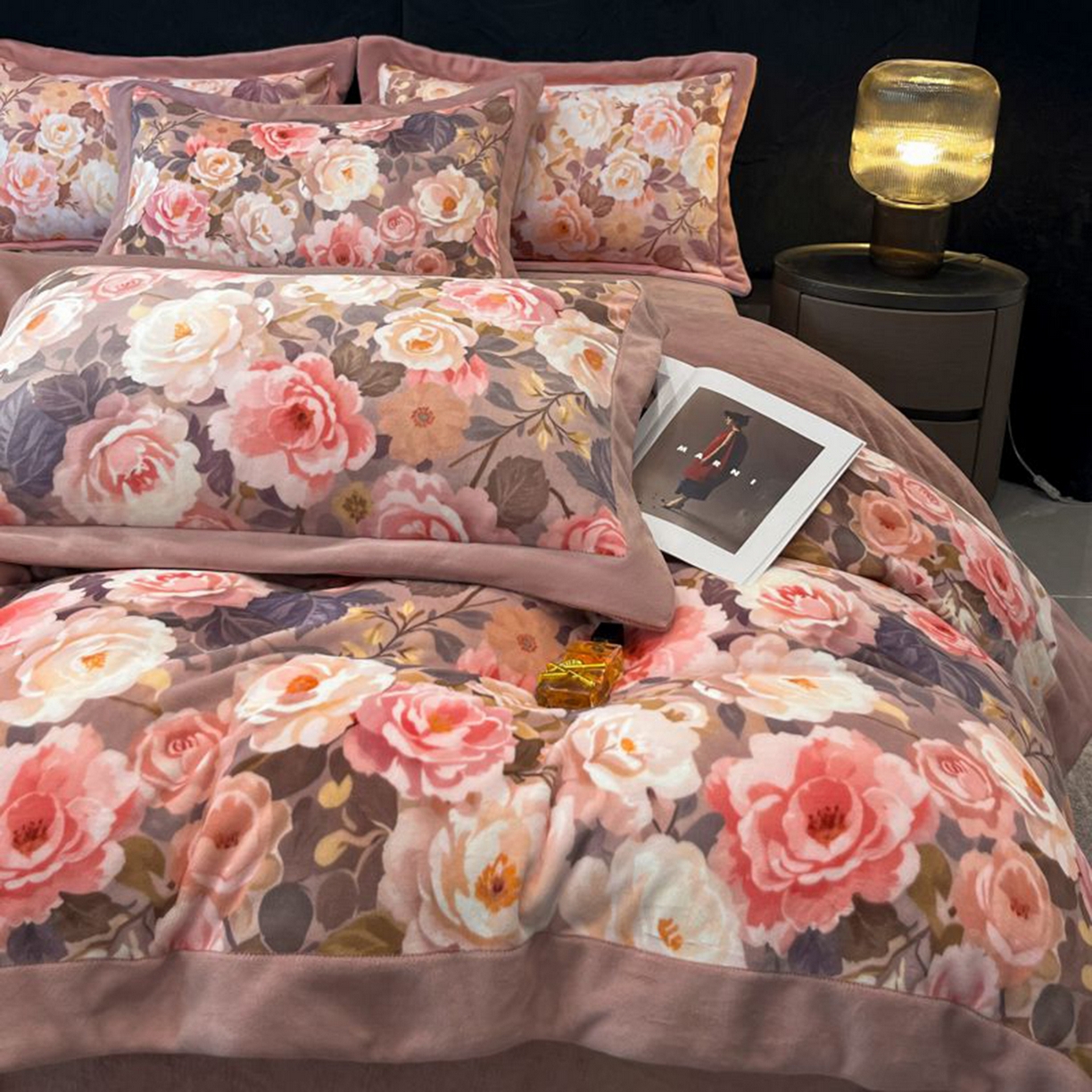 91家纺网 家纺一手货源 找家纺 诺梵家纺 2025新款数码印花牛奶绒四件套（控价：159） 玫瑰花园-豆沙