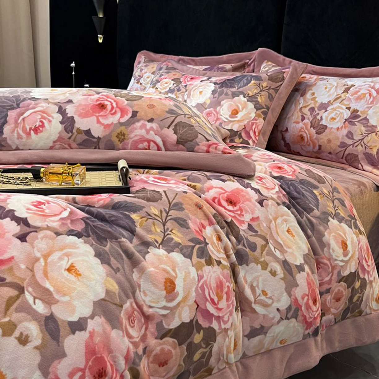 91家纺网 家纺一手货源 找家纺 诺梵家纺 2025新款数码印花牛奶绒四件套（控价：159） 玫瑰花园-豆沙