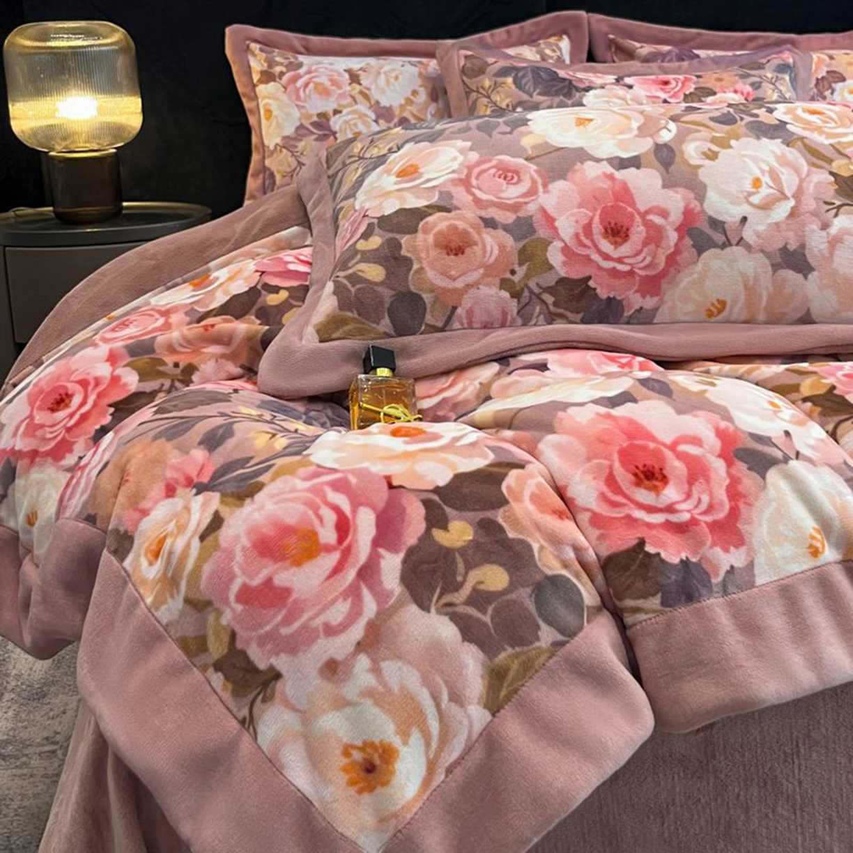 91家纺网 家纺一手货源 找家纺 诺梵家纺 2025新款数码印花牛奶绒四件套（控价：159） 玫瑰花园-豆沙