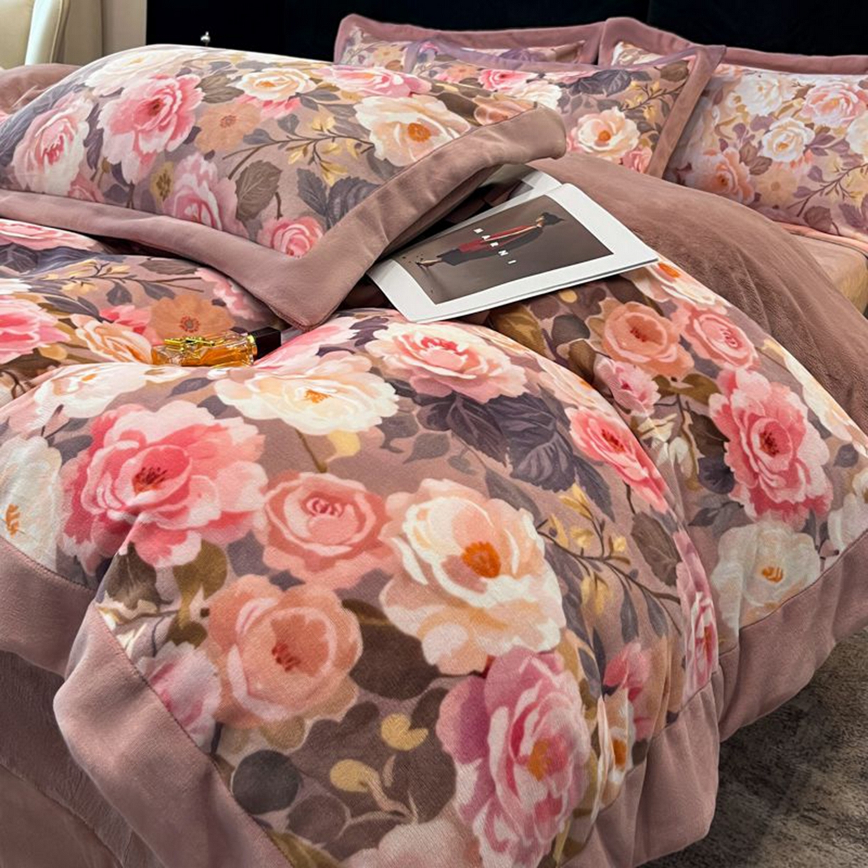 91家纺网 家纺一手货源 找家纺 诺梵家纺 2025新款数码印花牛奶绒四件套（控价：159） 玫瑰花园-豆沙