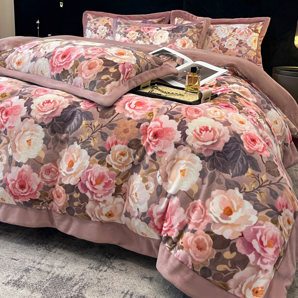 91家纺网 家纺一手货源 找家纺 诺梵家纺 2025新款数码印花牛奶绒四件套（控价：159） 玫瑰花园-豆沙