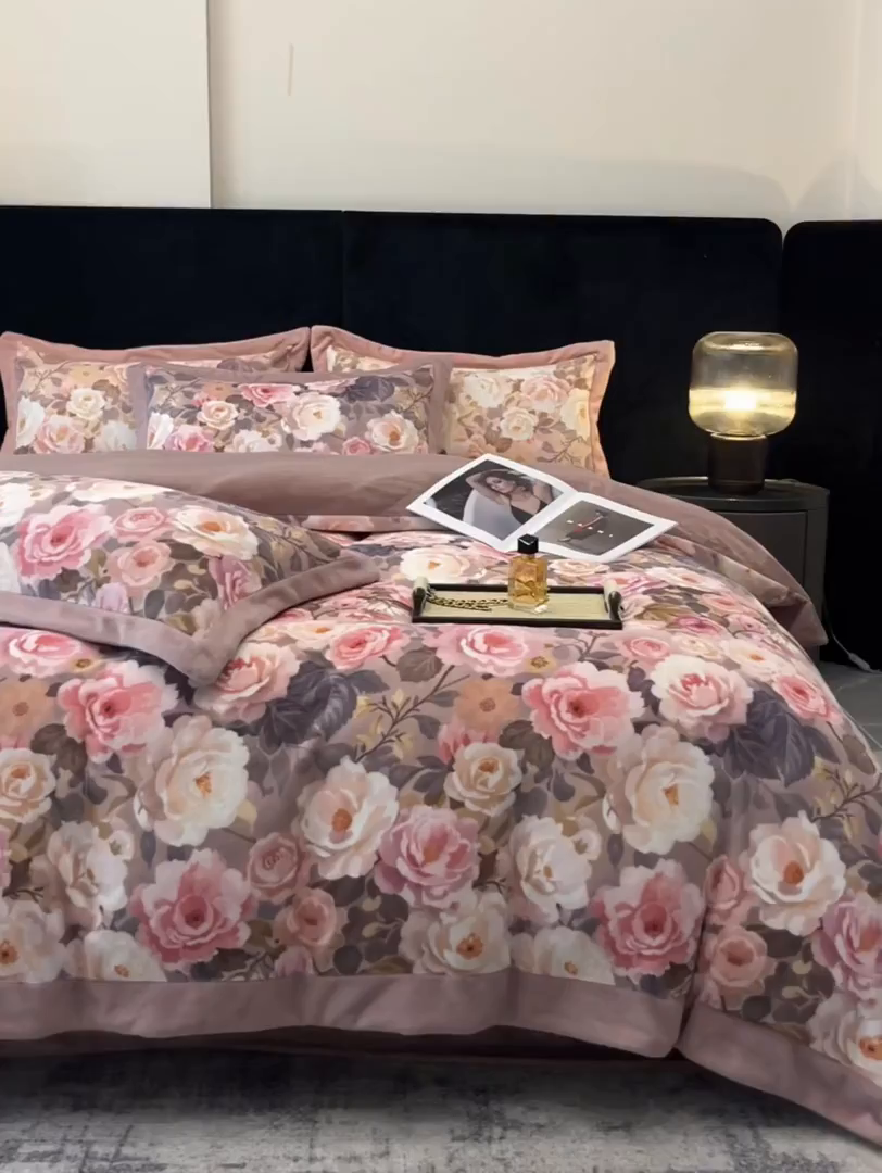 91家纺网 家纺一手货源 找家纺 诺梵家纺 2025新款数码印花牛奶绒四件套（控价：159） 玫瑰花园-豆沙