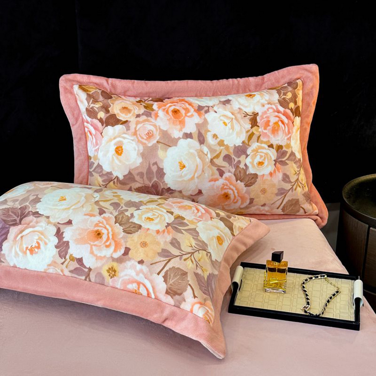 91家纺网 家纺一手货源 找家纺 诺梵家纺 2025新款数码印花牛奶绒四件套（控价：159） 玫瑰花园-粉