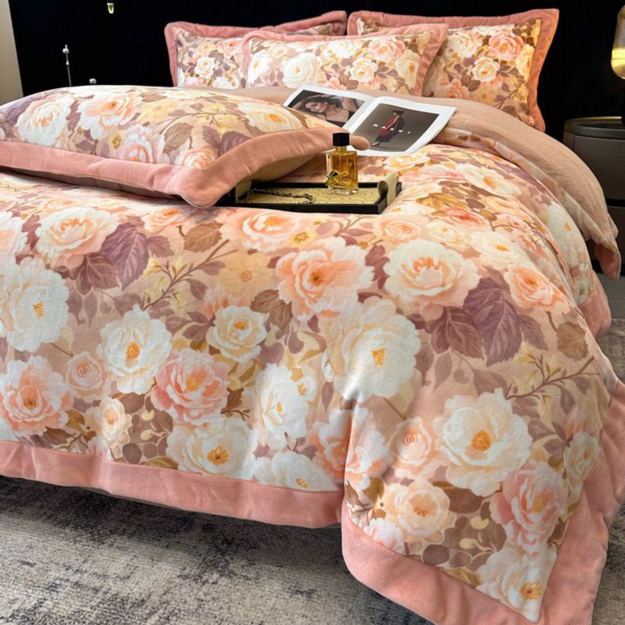 91家纺网 家纺一手货源 找家纺 诺梵家纺 2025新款数码印花牛奶绒四件套（控价：159） 玫瑰花园-粉