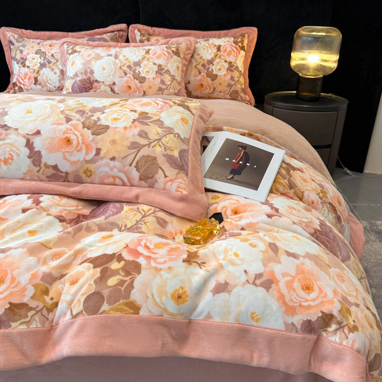 91家纺网 家纺一手货源 找家纺 诺梵家纺 2025新款数码印花牛奶绒四件套（控价：159） 玫瑰花园-粉