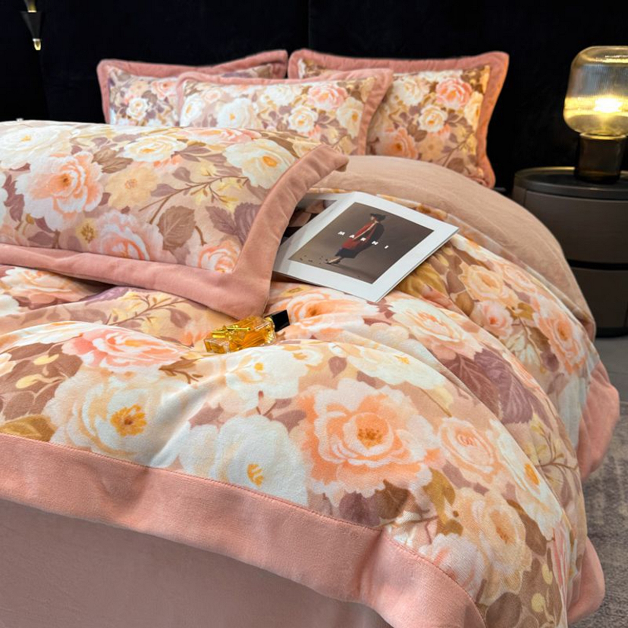91家纺网 家纺一手货源 找家纺 诺梵家纺 2025新款数码印花牛奶绒四件套（控价：159） 玫瑰花园-粉