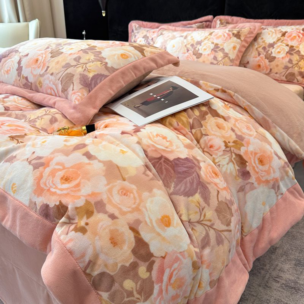 91家纺网 家纺一手货源 找家纺 诺梵家纺 2025新款数码印花牛奶绒四件套（控价：159） 玫瑰花园-粉