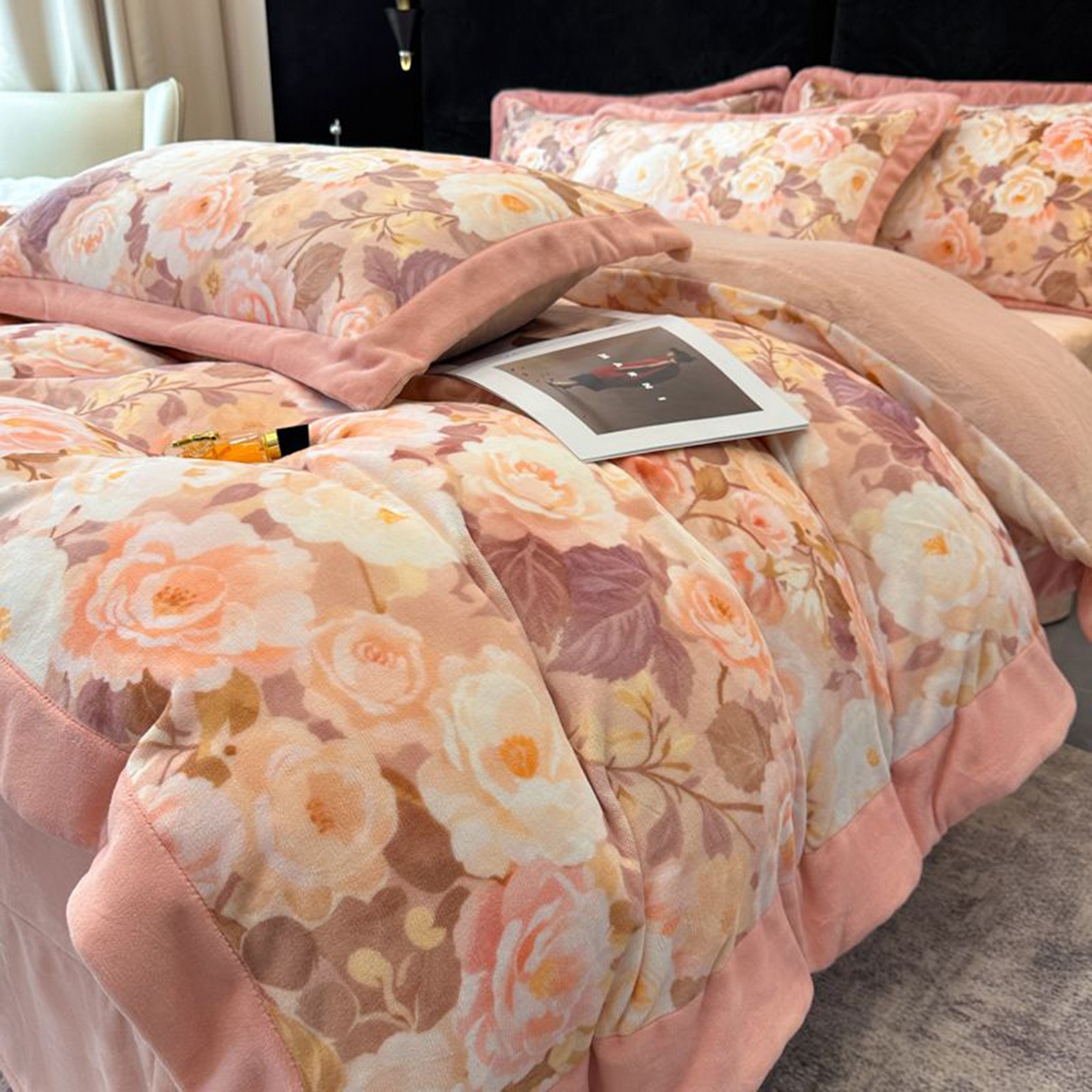 91家纺网 家纺一手货源 找家纺 诺梵家纺 2025新款数码印花牛奶绒四件套（控价：159） 玫瑰花园-粉