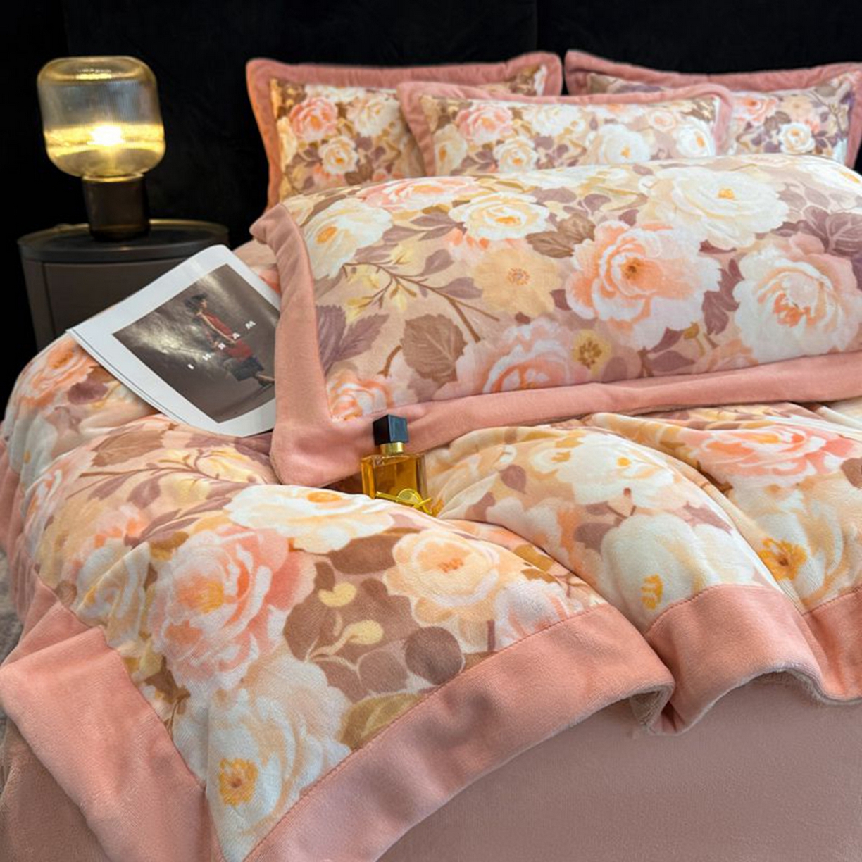 91家纺网 家纺一手货源 找家纺 诺梵家纺 2025新款数码印花牛奶绒四件套（控价：159） 玫瑰花园-粉