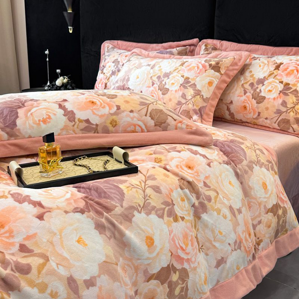 91家纺网 家纺一手货源 找家纺 诺梵家纺 2025新款数码印花牛奶绒四件套（控价：159） 玫瑰花园-粉