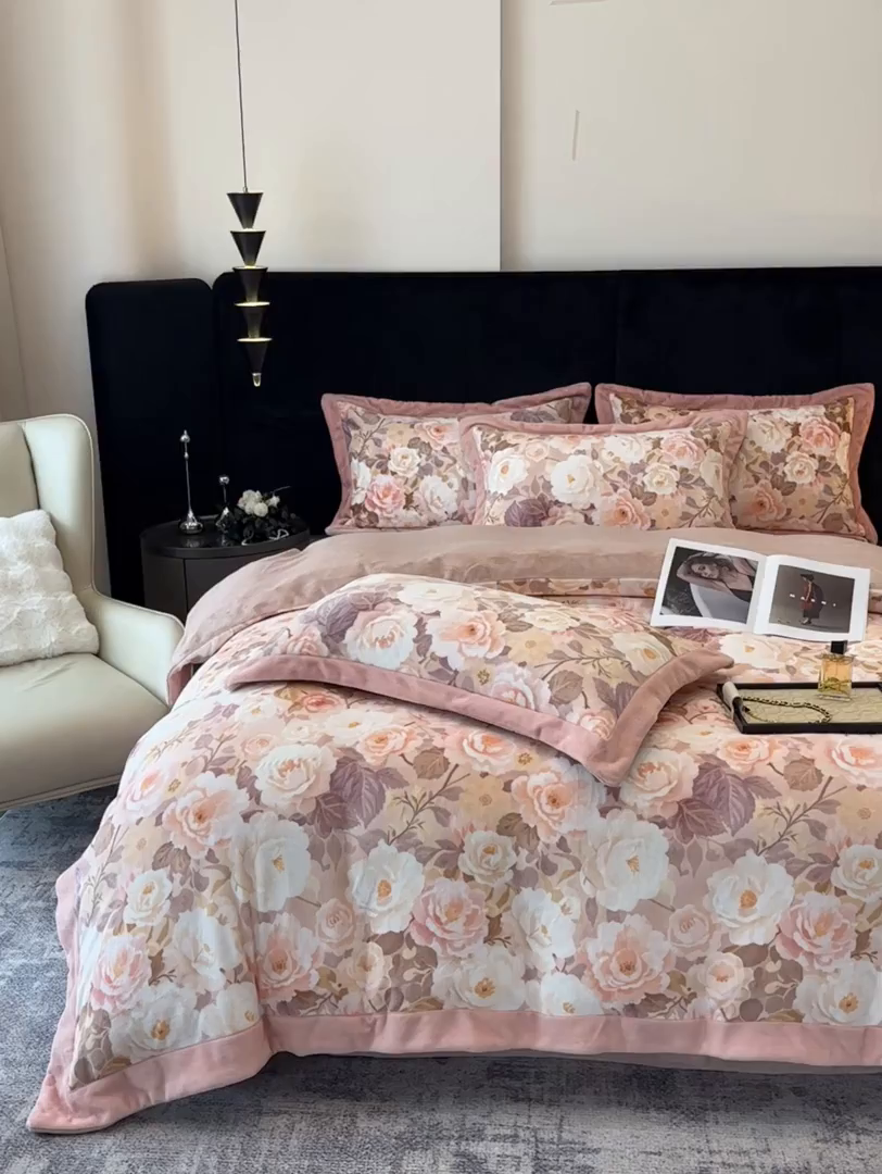 91家纺网 家纺一手货源 找家纺 诺梵家纺 2025新款数码印花牛奶绒四件套（控价：159） 玫瑰花园-粉