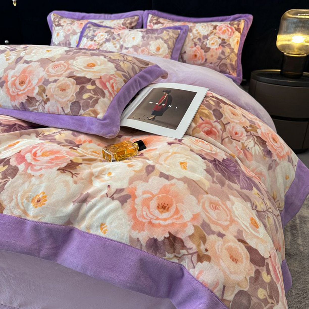 91家纺网 家纺一手货源 找家纺 诺梵家纺 2025新款数码印花牛奶绒四件套（控价：159） 玫瑰花园-紫