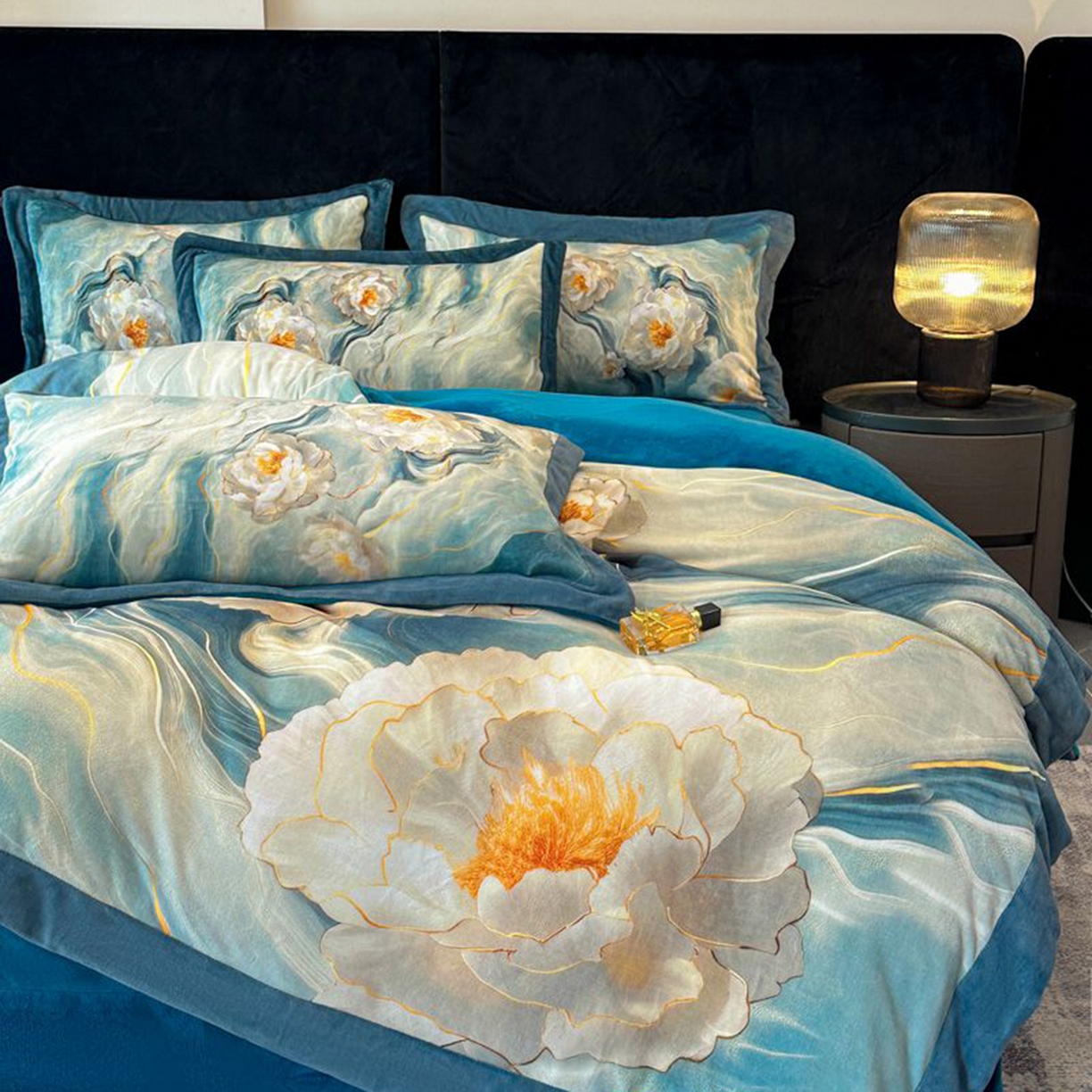 91家纺网 家纺一手货源 找家纺 诺梵家纺 2025新款数码印花牛奶绒四件套（控价：159） 听溪