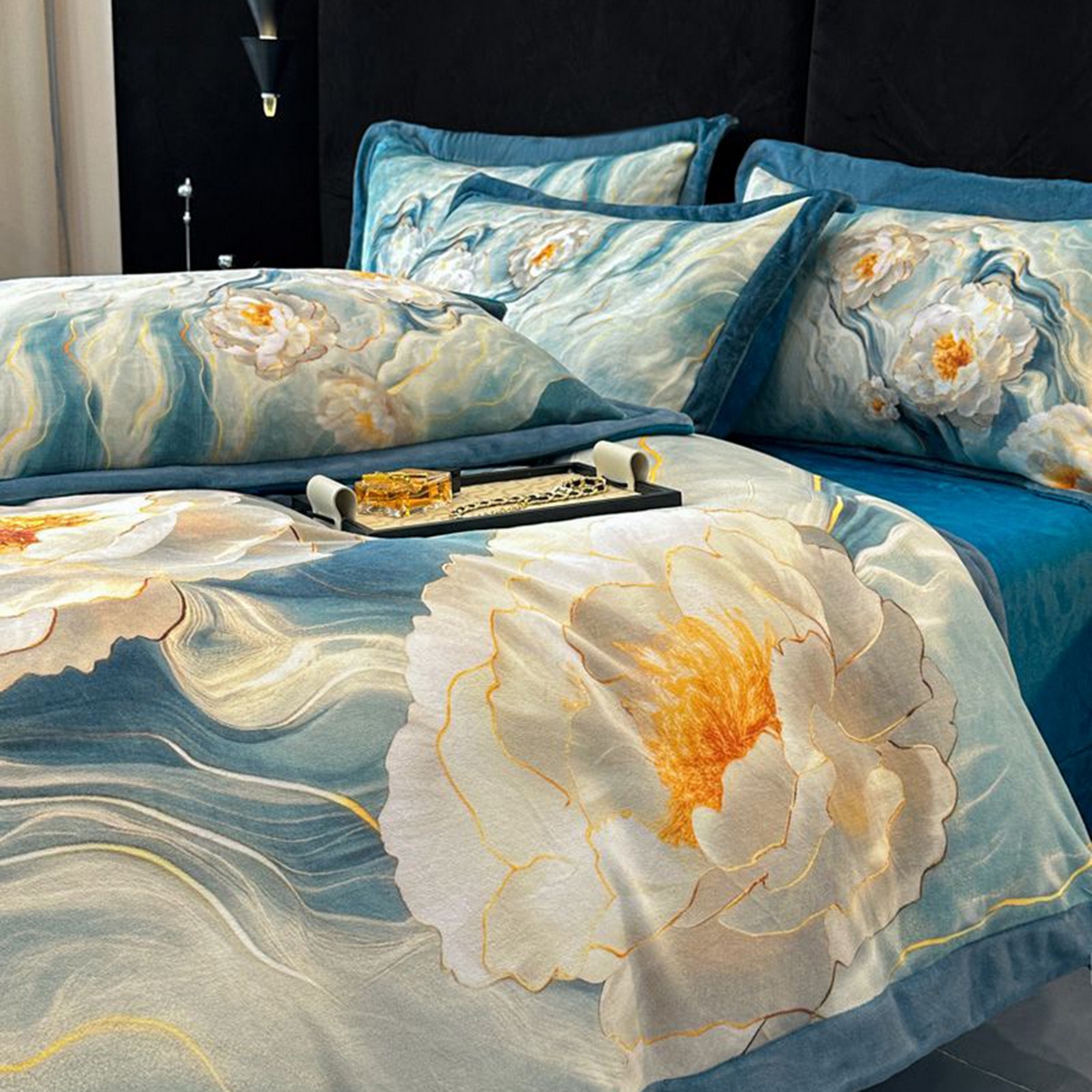 91家纺网 家纺一手货源 找家纺 诺梵家纺 2025新款数码印花牛奶绒四件套（控价：159） 听溪