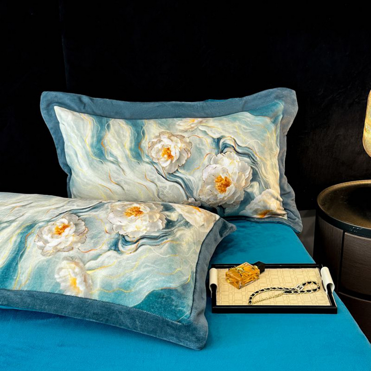 91家纺网 家纺一手货源 找家纺 诺梵家纺 2025新款数码印花牛奶绒四件套（控价：159） 听溪