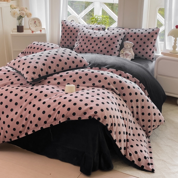 91家纺网 家纺一手货源 找家纺 元禾家纺 2025新款牛奶绒印花四件套 波点玫红