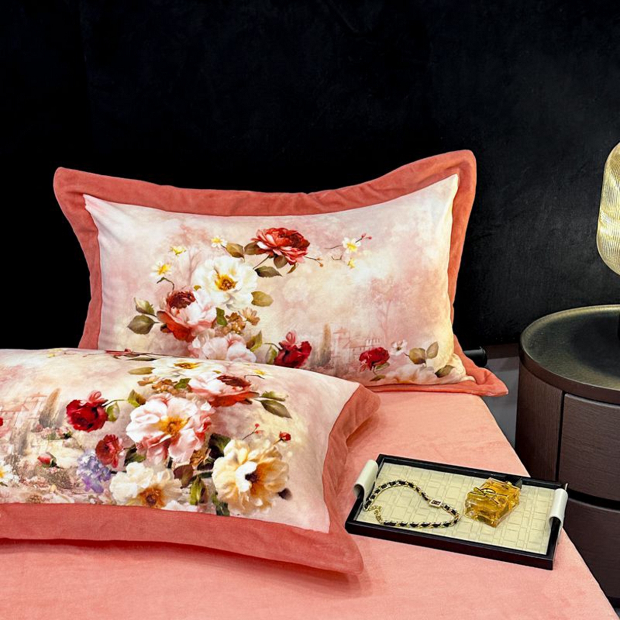 91家纺网 家纺一手货源 找家纺 诺梵家纺 2025新款数码印花牛奶绒四件套（控价：159） 伊甸园-粉