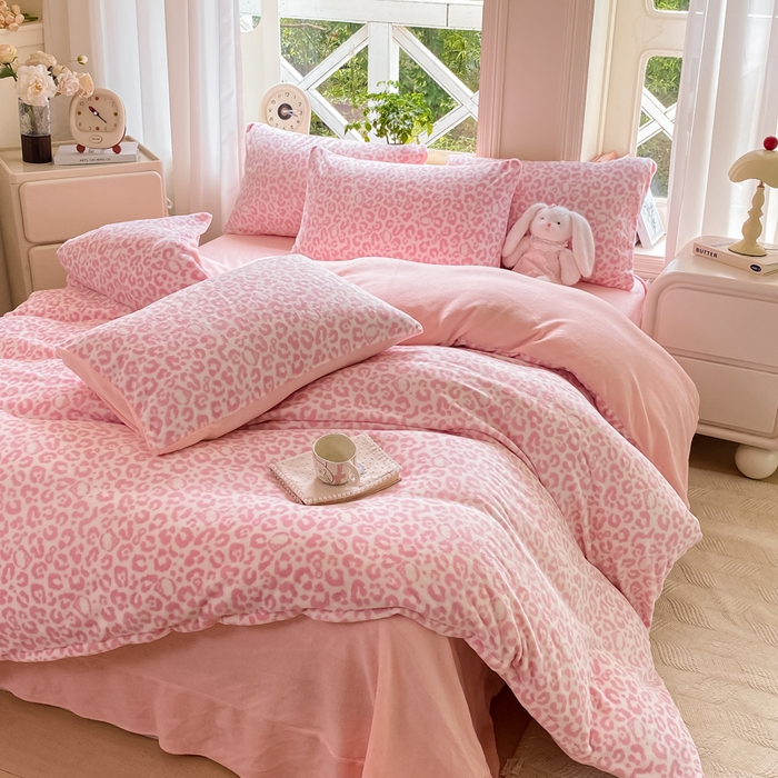 91家纺网 家纺一手货源 找家纺 元禾家纺 2025新款牛奶绒印花四件套 豹纹粉