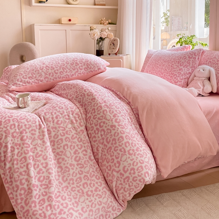 91家纺网 家纺一手货源 找家纺 元禾家纺 2025新款牛奶绒印花四件套 豹纹粉