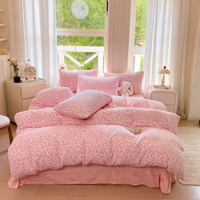 91家纺网 家纺一手货源 找家纺 元禾家纺 2025新款牛奶绒印花四件套 豹纹粉