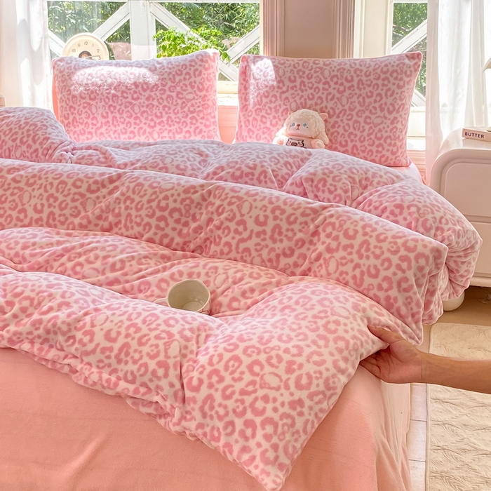 91家纺网 家纺一手货源 找家纺 元禾家纺 2025新款牛奶绒印花四件套 豹纹粉