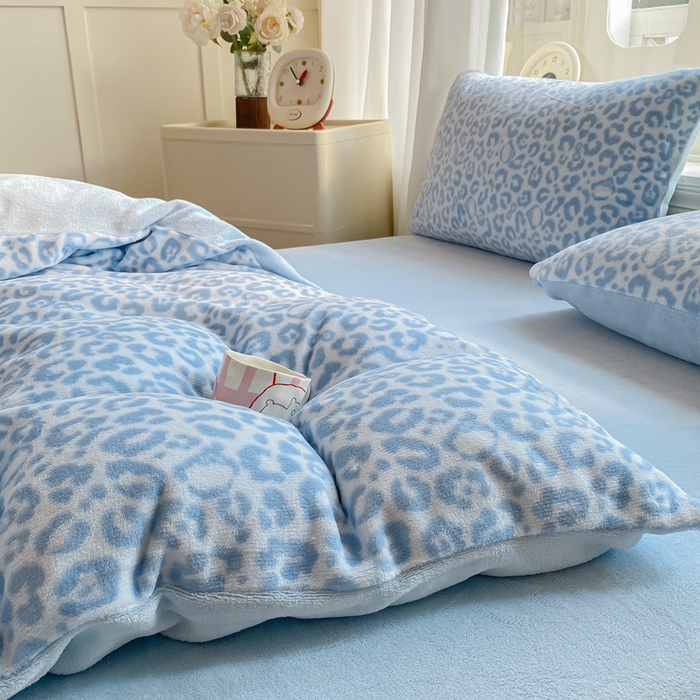 91家纺网 家纺一手货源 找家纺 元禾家纺 2025新款牛奶绒印花四件套 豹纹蓝