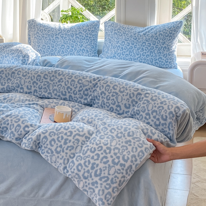 91家纺网 家纺一手货源 找家纺 元禾家纺 2025新款牛奶绒印花四件套 豹纹蓝