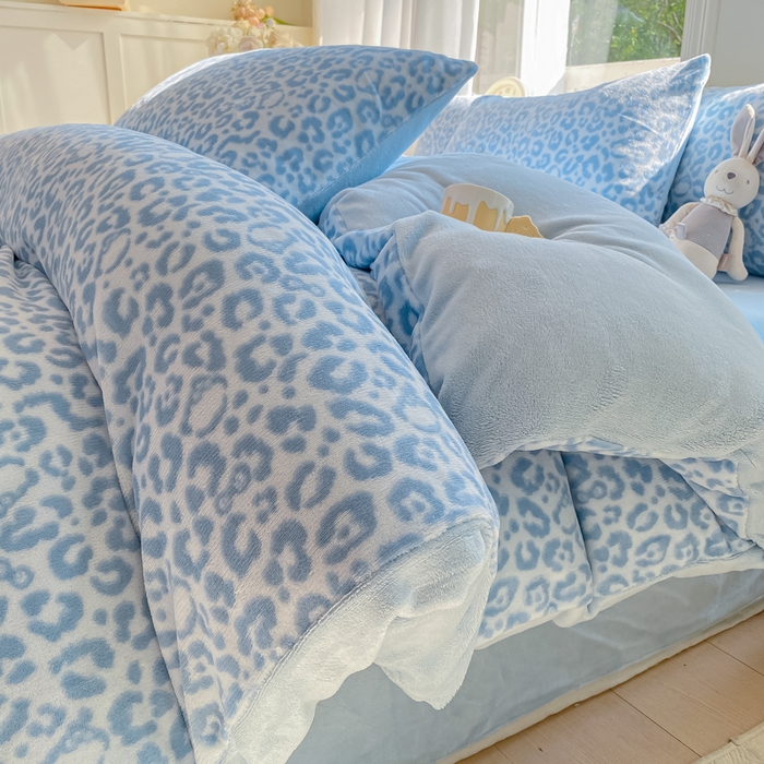 91家纺网 家纺一手货源 找家纺 元禾家纺 2025新款牛奶绒印花四件套 豹纹蓝