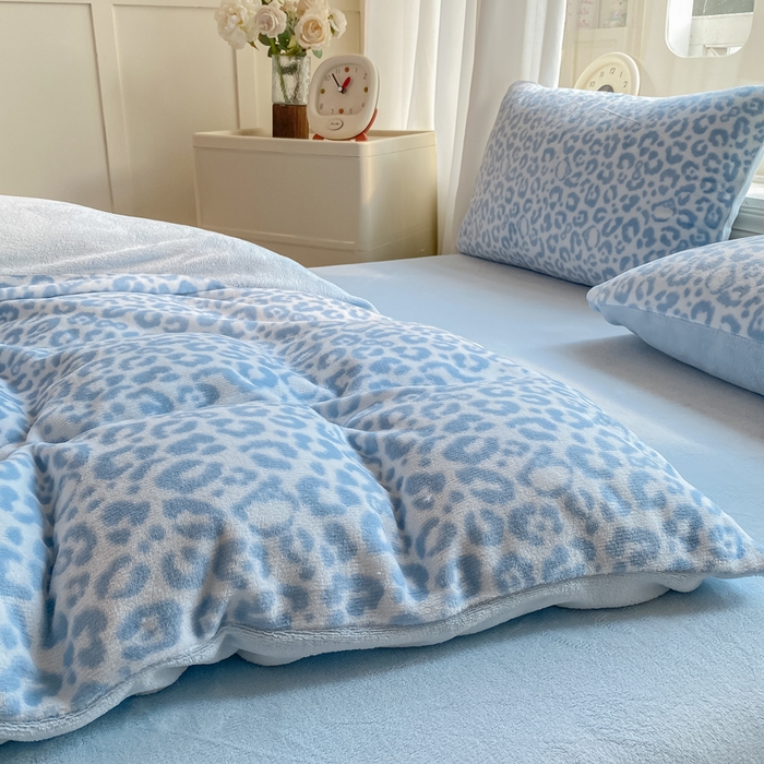 91家纺网 家纺一手货源 找家纺 元禾家纺 2025新款牛奶绒印花四件套 豹纹蓝