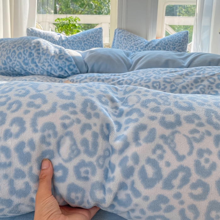 91家纺网 家纺一手货源 找家纺 元禾家纺 2025新款牛奶绒印花四件套 豹纹蓝