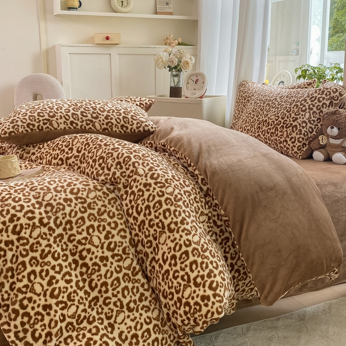 91家纺网 家纺一手货源 找家纺 元禾家纺 2025新款牛奶绒印花四件套 豹纹棕