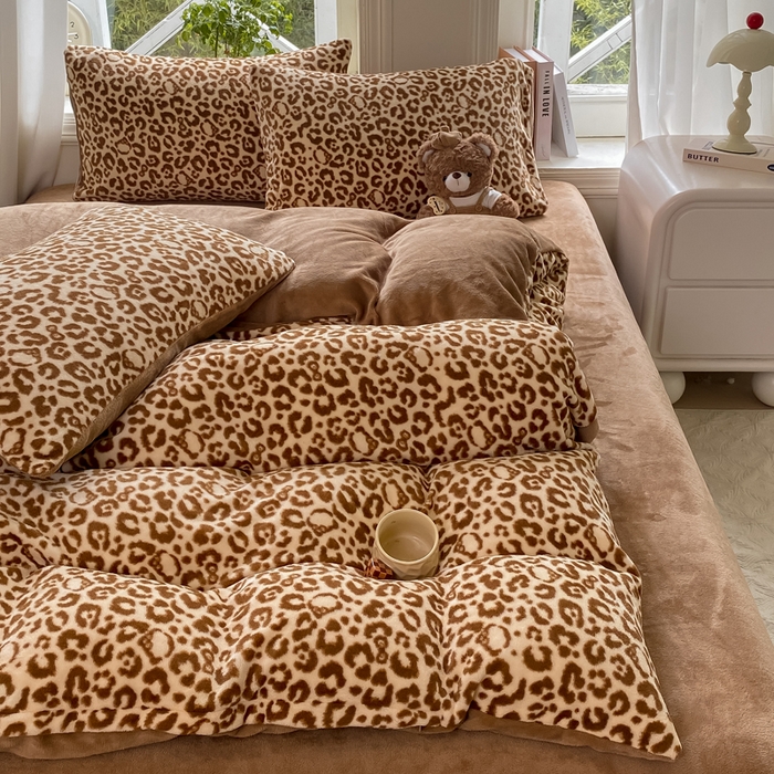 91家纺网 家纺一手货源 找家纺 元禾家纺 2025新款牛奶绒印花四件套 豹纹棕