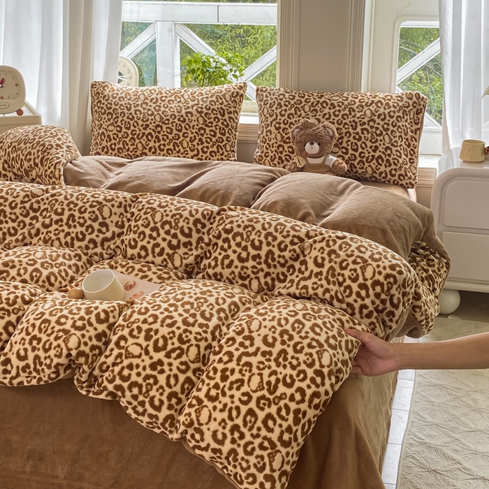 91家纺网 家纺一手货源 找家纺 元禾家纺 2025新款牛奶绒印花四件套 豹纹棕