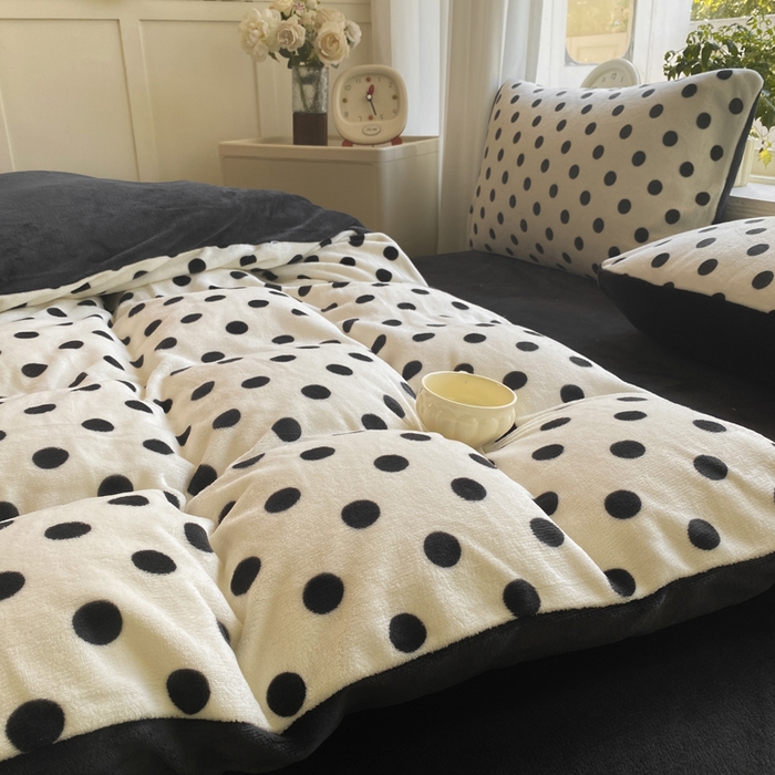 91家纺网 家纺一手货源 找家纺 元禾家纺 2025新款牛奶绒印花四件套 波点白