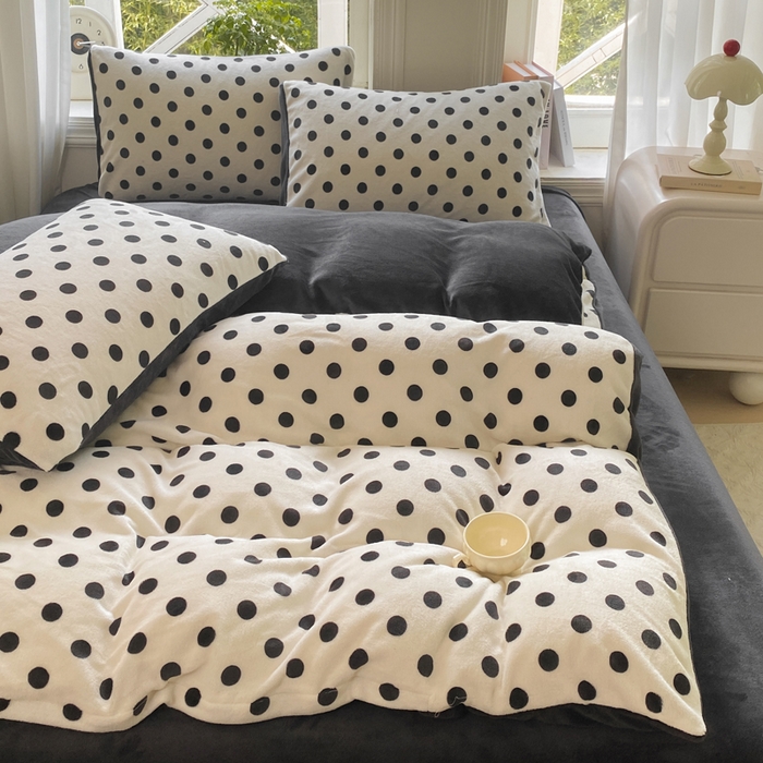 91家纺网 家纺一手货源 找家纺 元禾家纺 2025新款牛奶绒印花四件套 波点白