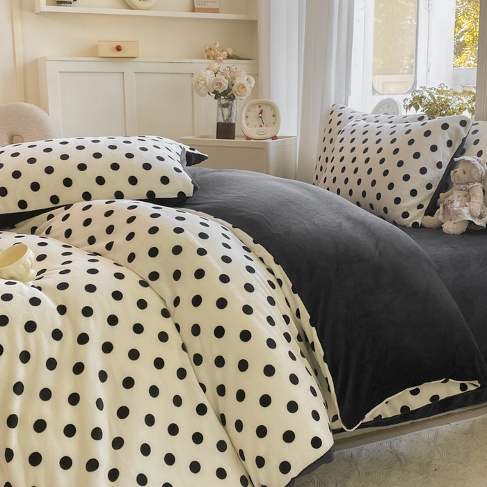 91家纺网 家纺一手货源 找家纺 元禾家纺 2025新款牛奶绒印花四件套 波点白