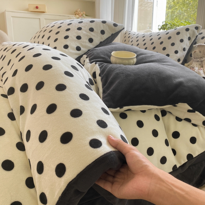 91家纺网 家纺一手货源 找家纺 元禾家纺 2025新款牛奶绒印花四件套 波点白