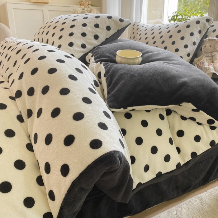 91家纺网 家纺一手货源 找家纺 元禾家纺 2025新款牛奶绒印花四件套 波点白