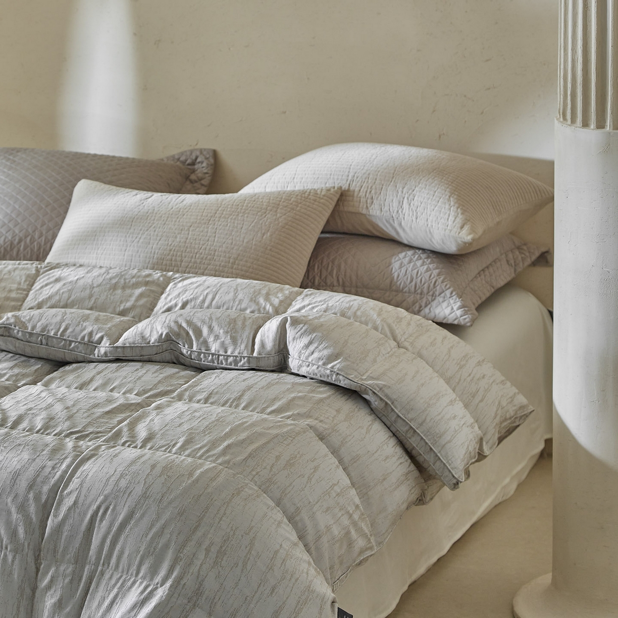 91家纺网 家纺一手货源 找家纺 暖羽屋羽绒馆 2025新款国标95白鸭绒被芯塞纳河畔绒子含量95羽绒被芯羽绒被子2米春秋被 塞纳河畔 云灰