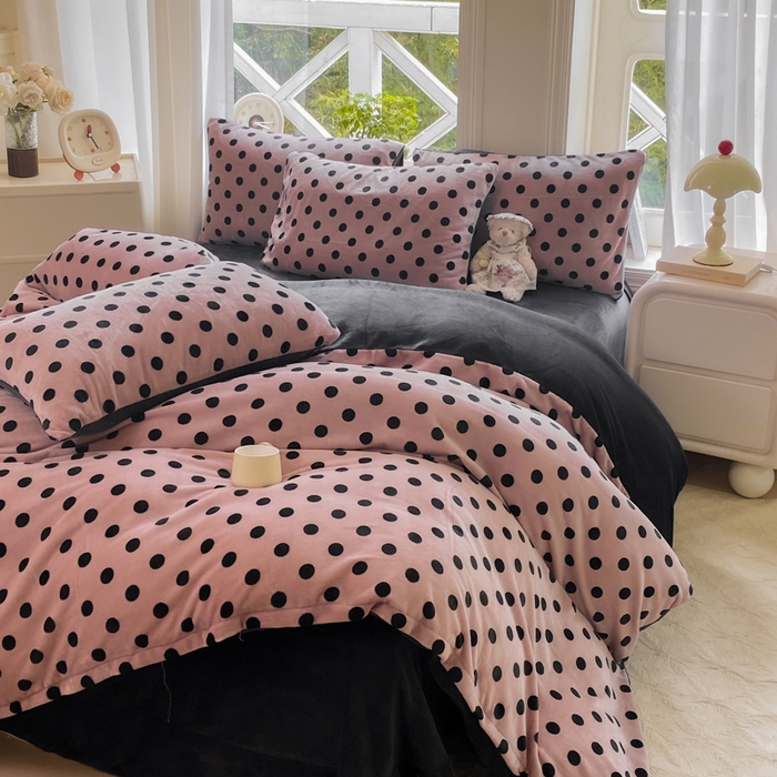 91家纺网 家纺一手货源 找家纺 元禾家纺 2025新款牛奶绒印花四件套 波点玫红