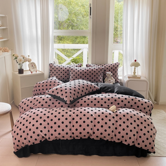 91家纺网 家纺一手货源 找家纺 元禾家纺 2025新款牛奶绒印花四件套 波点玫红