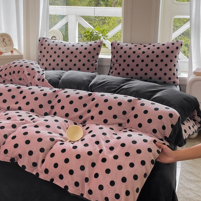 91家纺网 家纺一手货源 找家纺 元禾家纺 2025新款牛奶绒印花四件套 波点玫红