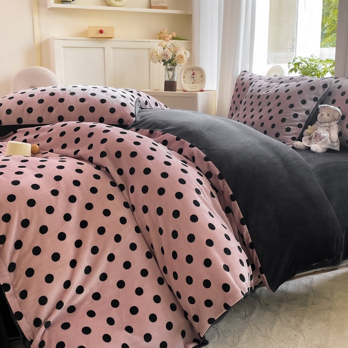 91家纺网 家纺一手货源 找家纺 元禾家纺 2025新款牛奶绒印花四件套 波点玫红