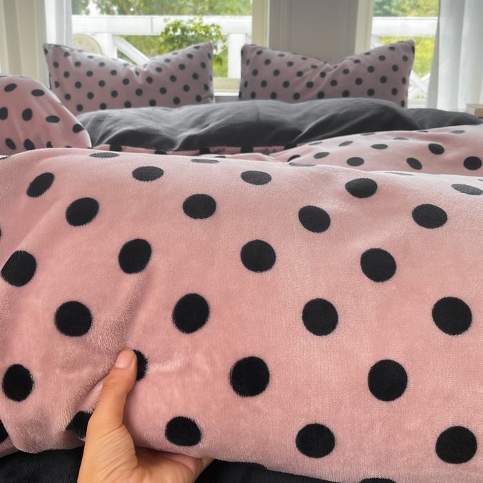 91家纺网 家纺一手货源 找家纺 元禾家纺 2025新款牛奶绒印花四件套 波点玫红